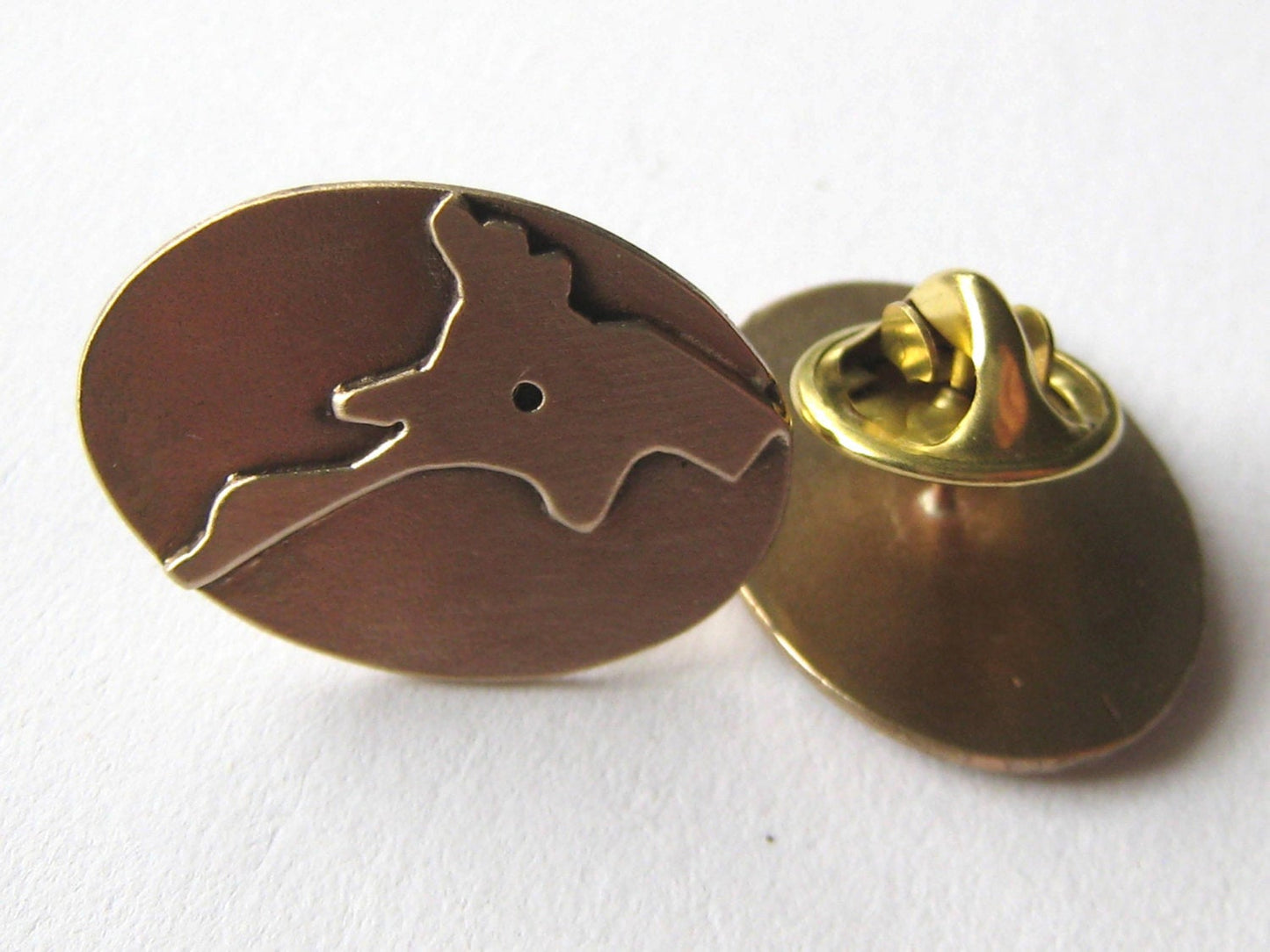 Bronze North and South Island New Zealand Brooch / Pins