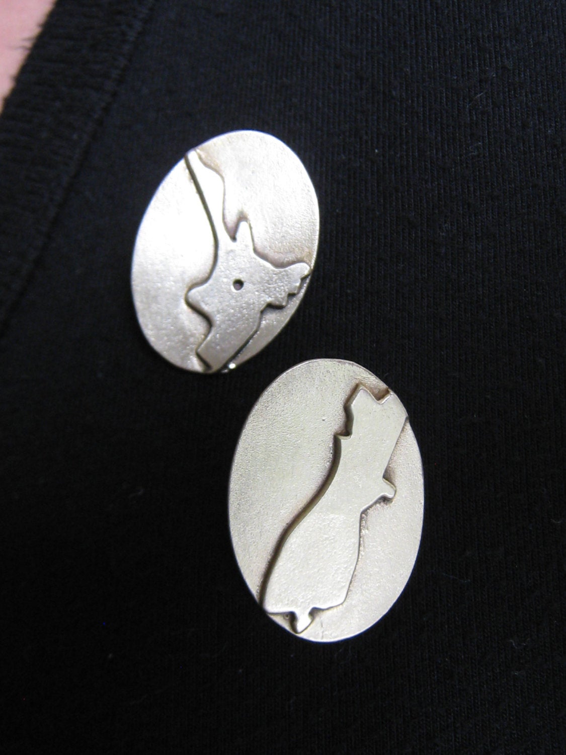 Bronze North and South Island New Zealand Brooch / Pins
