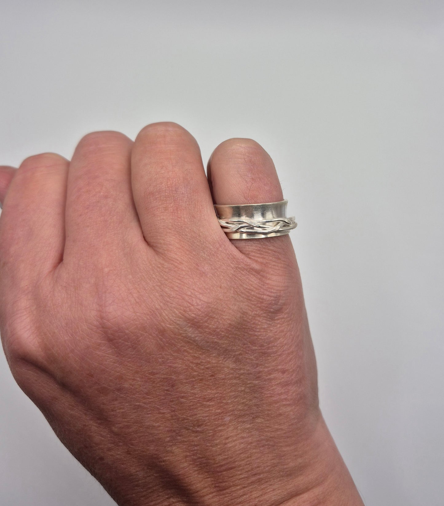 Woven spinner ring on finger
