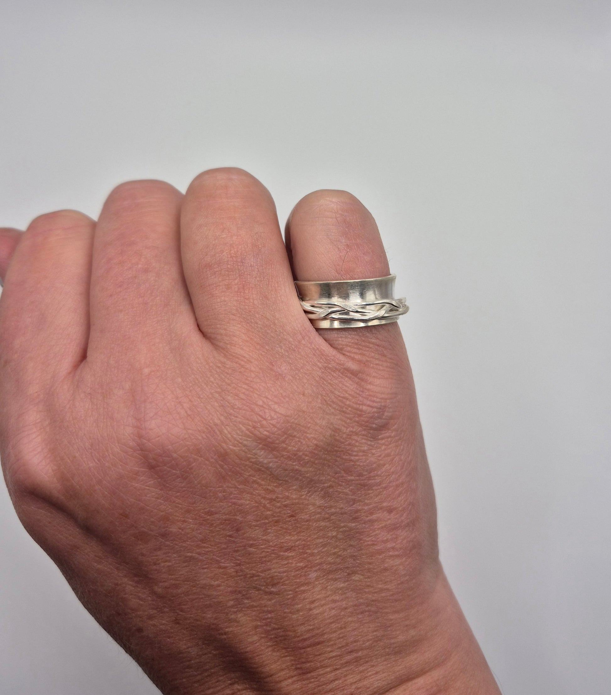 Woven spinner ring on finger